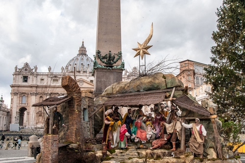 Immagine con presepe, stella, piazza, obelisco, chiesa, vaticano, basilica, roma, natale, statue, albero, capanna, cupola, natività