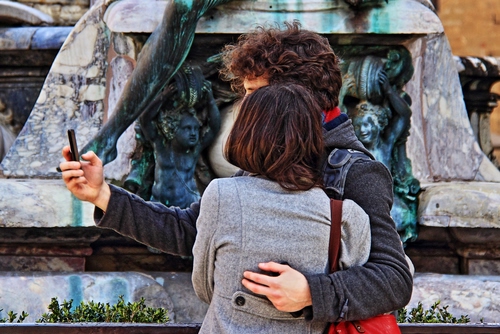 Immagine con selfie, cellulare, coppia, due, monumento, abbraccio, donna, uomo, persone, borsa, fidanzati, mani, amore, capelli, innamorati, mano, foto
