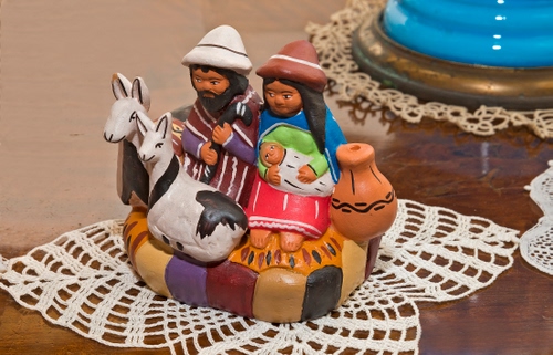 Immagine con centrino, presepe, lama, soprammobile, natività, statuine, colori, terracotta, bianco, natale, cappelli