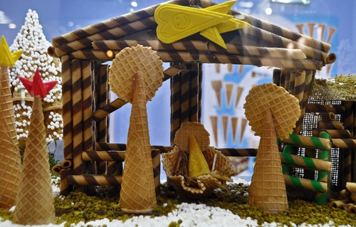 Immagine con coni, presepe, cialde, biscotti, capanna, gelato, originale, giallo, albero, dolci