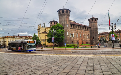 Immagine con castello, autobus, piazza, torri, torino, fili