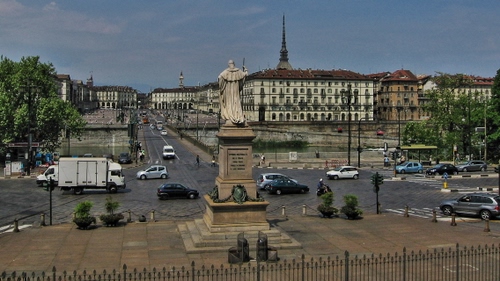 Immagine con statua, piazza, monumento, torino, mole, automobili, strada, ponte, auto