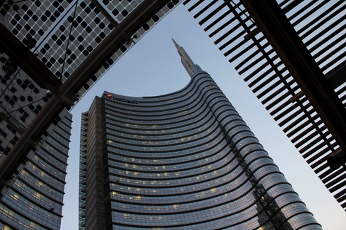 Immagine con milano, grattacielo, grattacieli, architettura, cielo, vetro, finestre, torre, curve, vetri, tettoia