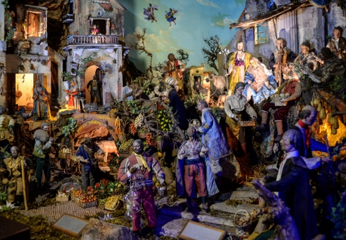 Immagine con presepe, natale, natività, pastori, colori, statue, statuine, festa, luci
