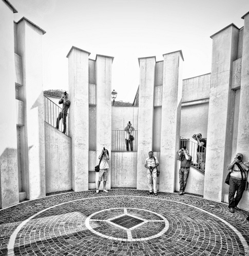 Immagine con fotografi, bianco, grigio, nero, bianconero, scatti, cerchio, rotondo