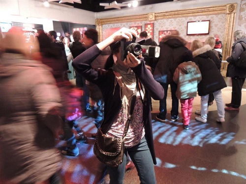 Immagine con borsa, fotografo, persone, movimento, fotocamera, fotografa, mostra, visitatori, reflex