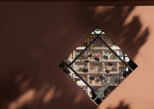 Immagine con cimitero, loculi, fiori, quadrato, rombo, tombe, ombra, finestra, lapidi