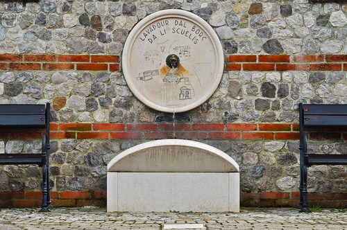 Immagine con panchine, fontana, acqua, lavatoio, cerchio, muro, scritta, pietra, vasca, mattoni