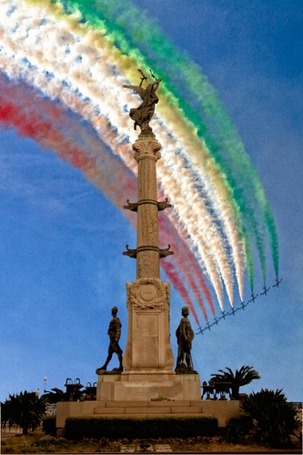Immagine con monumento, tricolore, statue, aerei, cielo, scie, frecce, alberi, verde, bianco, rosso, sculture, pattuglia, colonna, statua, scia