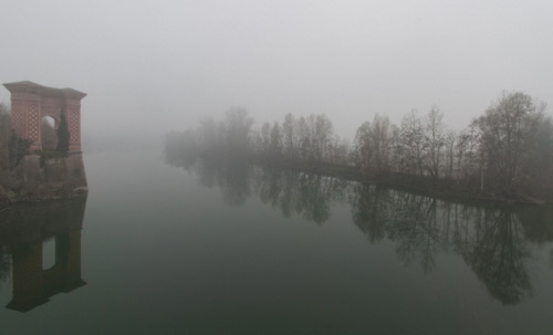 Immagine con nebbia, alberi, fiume, acqua, riflessi, arco, canale, silenzio, riflesso