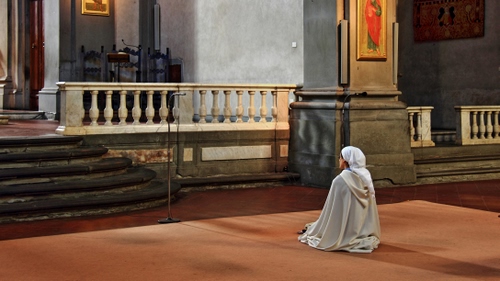 Immagine con chiesa, devozione, preghiera, donna, gradini, balaustra, suora, bianco, velo