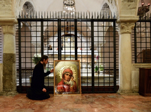 Immagine con quadro, altare, colonne, cancello, chiesa, prete, madonna, marmo, lampadario, archi, capitelli, cancellata, sacerdote, devozione, icona, fiori, ferro