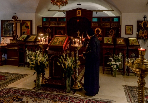 Immagine con candele, fiori, devozione, icone, croci, santi, croce, tappeti, prete, chiesa, vasi, quadri