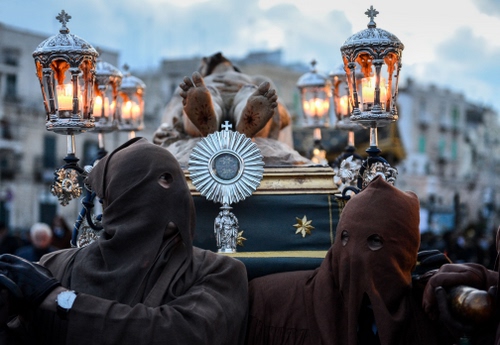 Immagine con processione, cappucci, lampade, incappucciati, persone, devozione, piedi, croce, croci, orologio, morto, cristo, ostensorio, due, maschere