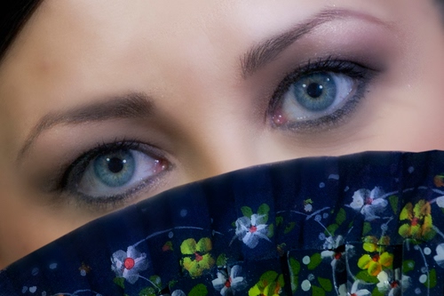 Immagine con occhi, fiori, sopracciglia, ciglia, azzurro, donna, sguardo, blu, pupille, azzurri, giallo, ventaglio, due, iride