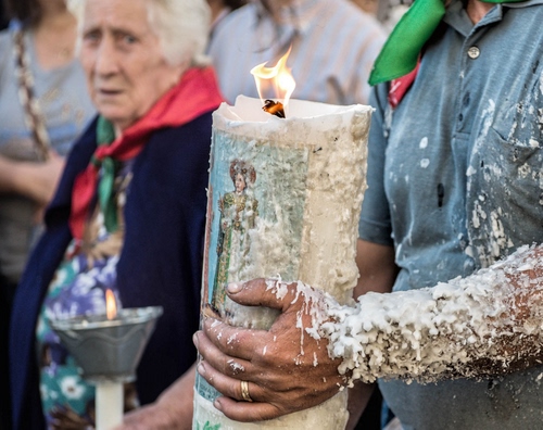 Immagine con cera, cero, fiamma, devozione, mano, candela, processione, donna, mani, fuoco