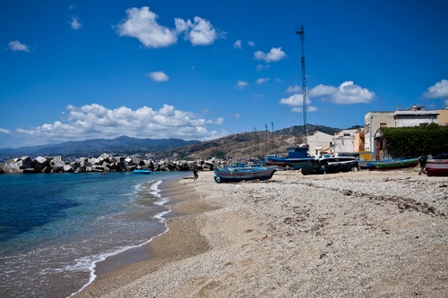 Immagine con barche, mare, spiaggia, nuvole, sabbia, cielo, acqua