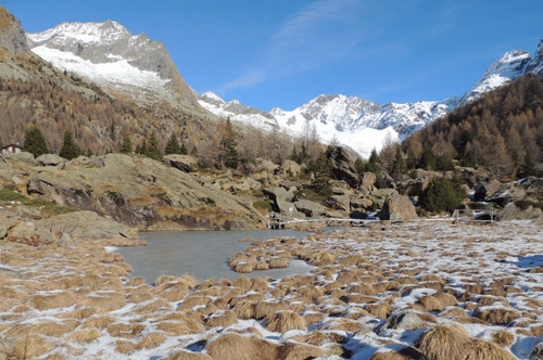 Immagine con neve, montagna, alberi, acqua, inverno, lago, fiume, montagne, roccia
