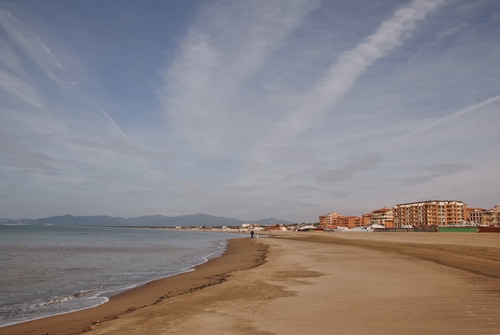 Immagine con sabbia, mare, spiaggia, nuvole, cielo, palazzi, acqua, case, montagne, città, panorama, orizzonte, onde, azzurro