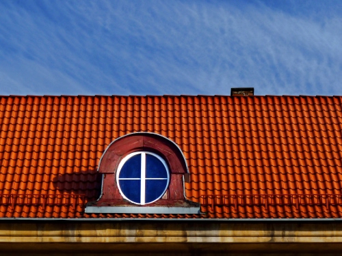 Immagine con tetto, abbaino, tegole, finestra, cerchio, cielo, rosso