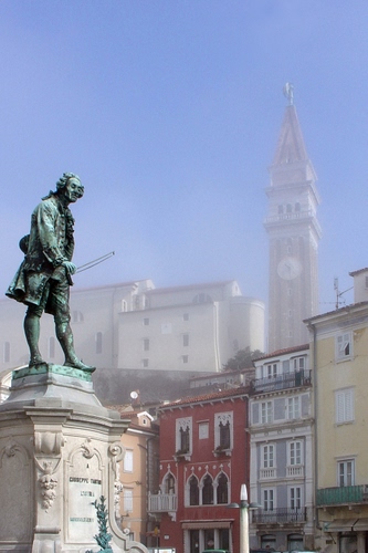 Immagine con statua, campanile, nebbia, palazzi, finestre, monumento, venezia, cielo, rosso