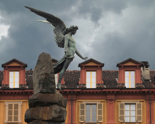 Immagine con angelo, abbaini, statua, finestre, ali, nuvole