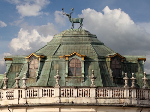 Immagine con balaustra, nuvole, cielo, cupola, cervo, finestre, statua, abbaini, tetto, balcone, verde, terrazza, vasi, archi