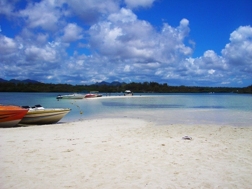 Immagine con barche, mare, nuvole, spiaggia, sabbia, cielo