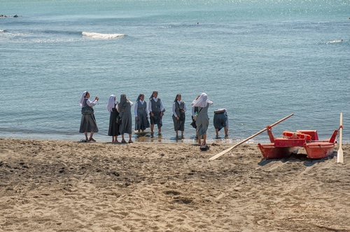 Immagine con mare, suore, spiaggia, sabbia, remi, pattino, acqua, barca, moscone