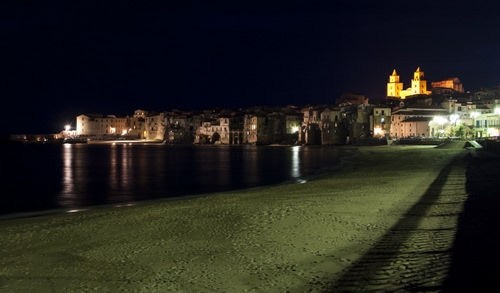 Immagine con mare, spiaggia, luci, notturno, notte, riflessi, chiesa