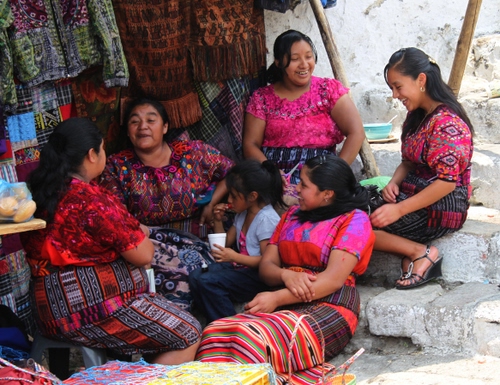 Immagine con donne, colori, abiti, bambina, gradini, bicchiere, sorrisi, vestiti, stoffe, ridere