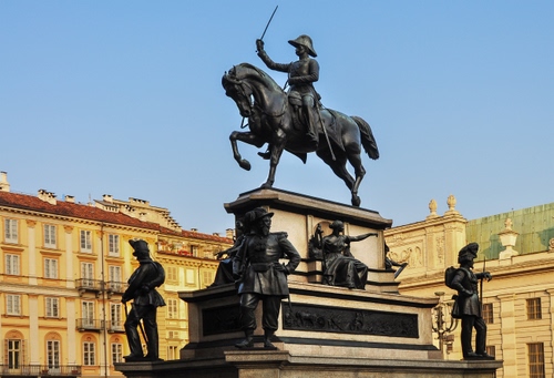 Immagine con cavallo, monumento, statue, equestre, palazzo, finestre, palazzi, spada, cavaliere, cielo, statua