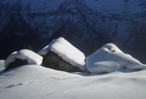 Immagine con neve, tetti, bianco, montagna, inverno, case, baite, montagne, roccia