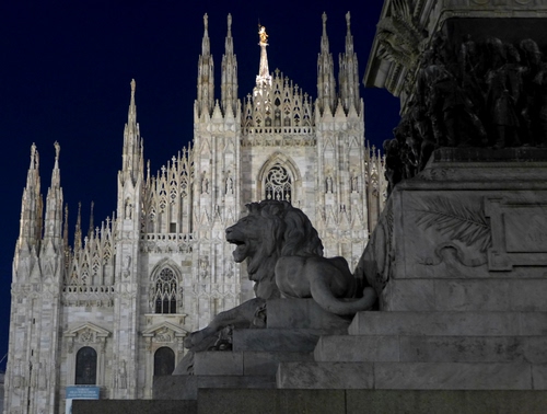 Immagine con duomo, leone, milano, statua, notturno, notte, blu, monumento, guglie
