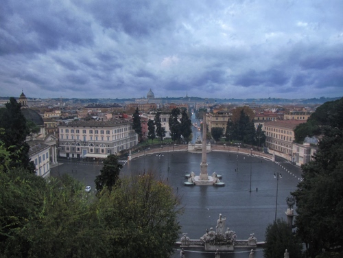 Immagine con alberi, piazza, cielo, nuvole, palazzi, case, statue, finestre, lampioni, verde, cupola, monumento, colonna, obelisco, città, auto, strade, strada, edifici, roma