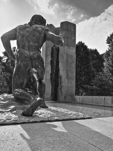 Immagine con statua, monumento, alberi, bianconero, cielo, nuvole, gigante