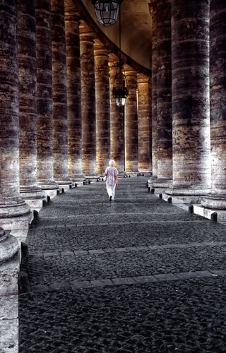 Immagine con colonne, colonnato, passante, donna, lampioni, lampione, roma, persona