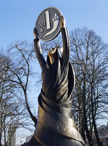 Immagine con monumento, lira, alberi, statua, moneta, donna, cielo