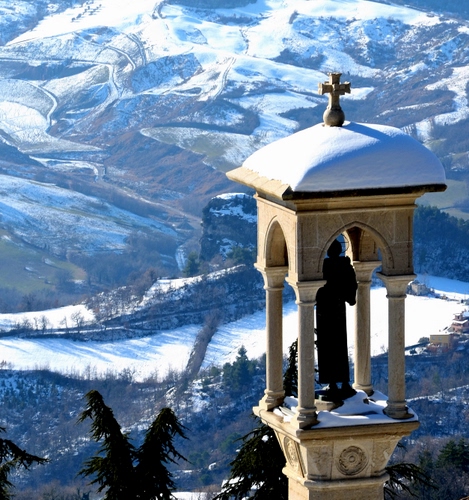 Immagine con neve, croce, alberi, statua, montagna, inverno, colonne, bianco, montagne, campanile, panorama, archi, tabernacolo