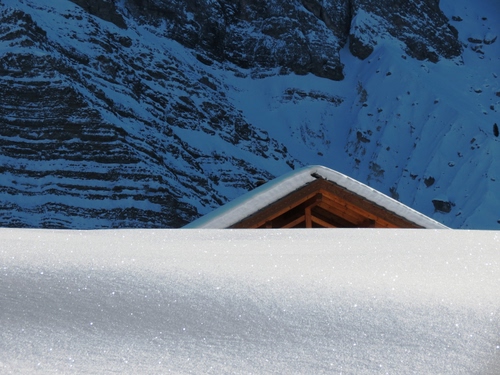Immagine con tetto, neve, bianco, montagna, inverno, casa