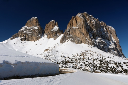 Immagine con neve, montagna, tre, inverno, strada, cime, cielo, montagne, bianco, rocce, vette, lavaredo, blu, azzurro, roccia