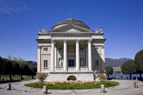 Immagine con colonne, aiuola, monumento, alberi, catene, statue, tempio, catena, cielo, chiesa