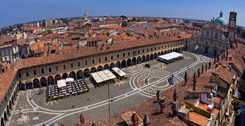 Immagine con piazza, chiesa, tetti, comignoli, campanile, cupola, portici, città, case, archi, cerchi, vigevano, pavimento, torre, finestre, panorama