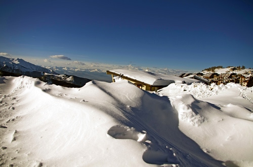 Immagine con neve, montagna, inverno, cielo, tetto, cime, bianco