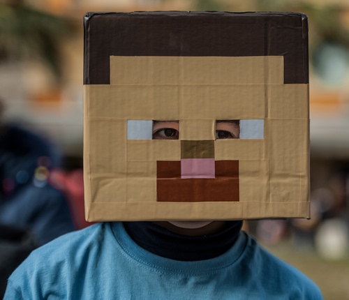 Immagine con cartone, occhi, maschera, scatola, azzurro, bambino, quadrato, scatolone, cubo, marrone, maglietta, rosa
