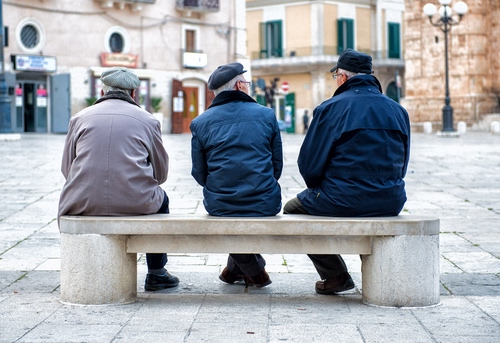 Immagine con panchina, tre, piazza, anziani, cappelli, uomini