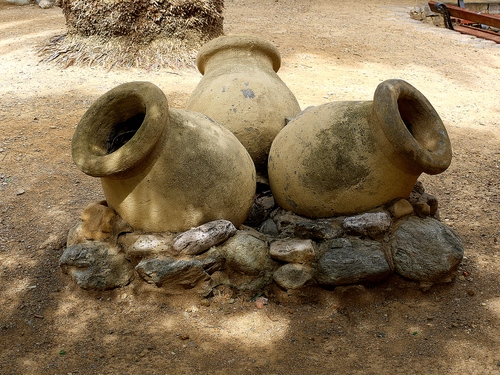 Immagine con tre, anfore, sassi, vasi, pietre, terra, terracotta, panchina, tronco, orci, cerchi