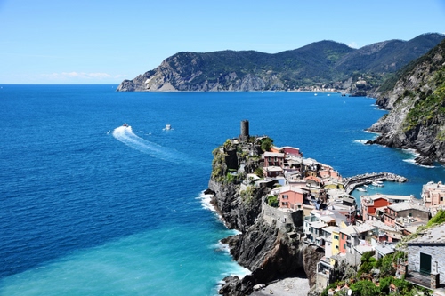 Immagine con mare, torre, scia, cielo, case, borgo, azzurro, promontorio, paese, scogli, costa, panorama, porticciolo, scogliera, verde, liguria, porto, golfo, acqua, barca, blu, imbarcazioni, finestre, montagne