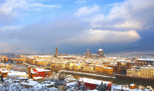 Immagine con città, neve, fiume, nuvole, panorama, cupola, campanile, ponte, cielo, case, firenze, tetti, chiesa, palazzi, torre, arno, alberi, bianco