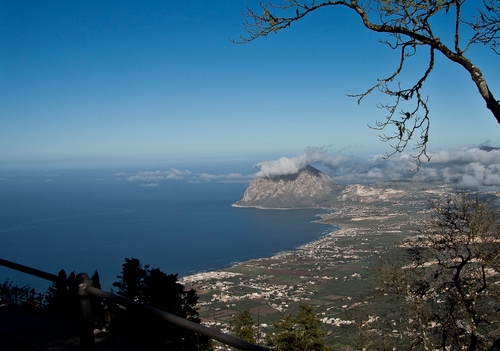Immagine con nuvole, cielo, mare, costa, azzurro, alberi, promontorio, panorama, albero, rami, acqua, paesaggio, golfo, case, ramo, ringhiera